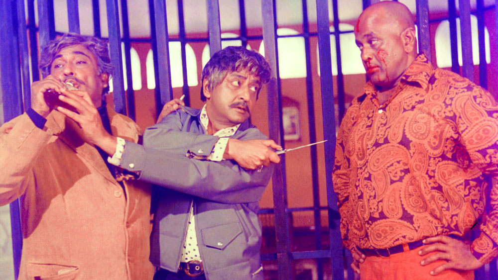 বাস্তবেও তাই হয়। চোখের সামনে সাফল্যের দরজা খুলে যায় এমবি’র সামনে। শুধু কি ফাইট ডিরেক্টর? এম বি আত্মপ্রকাশ করেন অভিনেতা হিসেবেও। কখনও ভিলেনের ডান হাত, আবার কখনও বা নিজেই ভিলেন... এমবি’র তখন তুঙ্গে বৃহস্পতি। পর্দায় তাঁকে দেখে ভয় পেত ছোটরা, তাঁর পরিচালিত স্টান্ট সিন চাক্ষুষ করে মুগ্ধ বিস্ময়ে তাকিয়ে থাকত যুবারা।