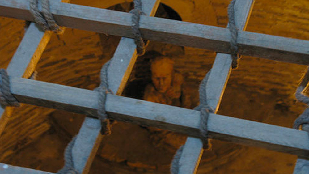 উপহার না নিয়ে যাওয়ার ‘অপরাধে’ স্টোডার্টকে বিষাক্ত পোকা ভর্তি এক মারণ গর্তে (পরে নাম হয় দ্য বাগ পিট) ফেলে দেওয়ার নির্দেশ দেন তিনি।