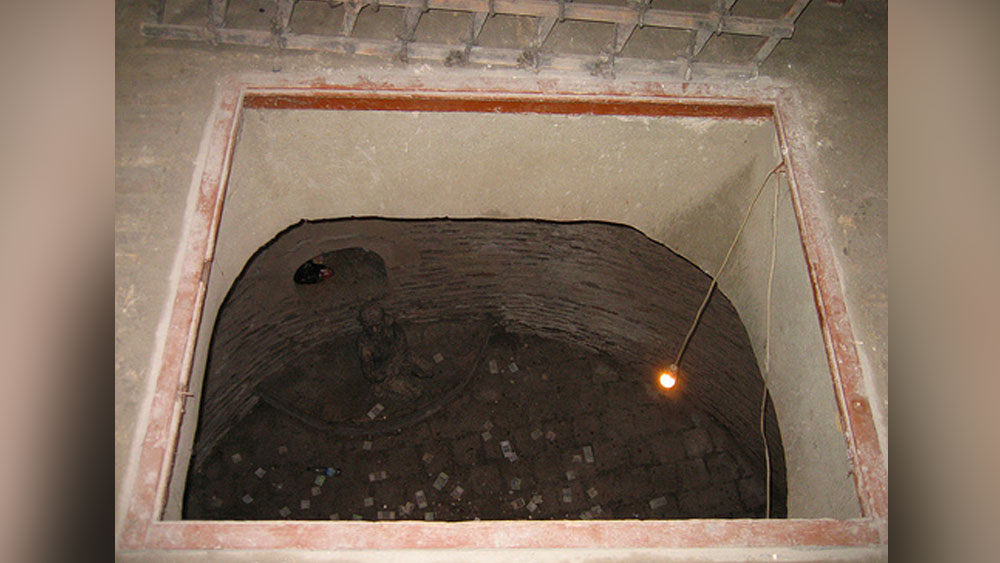 বুখারার জিন্দন কারাগারে রয়েছে এই গর্ত প্রায় ৪০ ফুট গভীর। অর্থাৎ তিনতলা বাড়ির সমান এর গভীরতা।