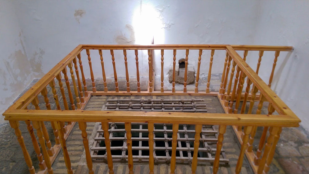 যদিও কী ভাবে ওই পোকামাকড় ভর্তি গর্তের ভিতর বছর তিনেক বেঁচে ছিলেন তিনি, তা আজও বিস্ময়ের। স্টোডার্টের আগেও সেখানে অনেককে ফেলা হয়েছিল। কিন্তু এত দিন কেউই বাঁচেননি।