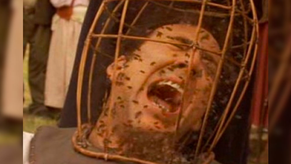 স্টোডার্ট ও কনোলিকে যখন গর্ত থেকে তুলে আনা হয়, তখন তাঁদের সারা শরীরে ফোঁড়া। আর মুখ-চুল ভর্তি উকুন-সহ নানা পোকায়।