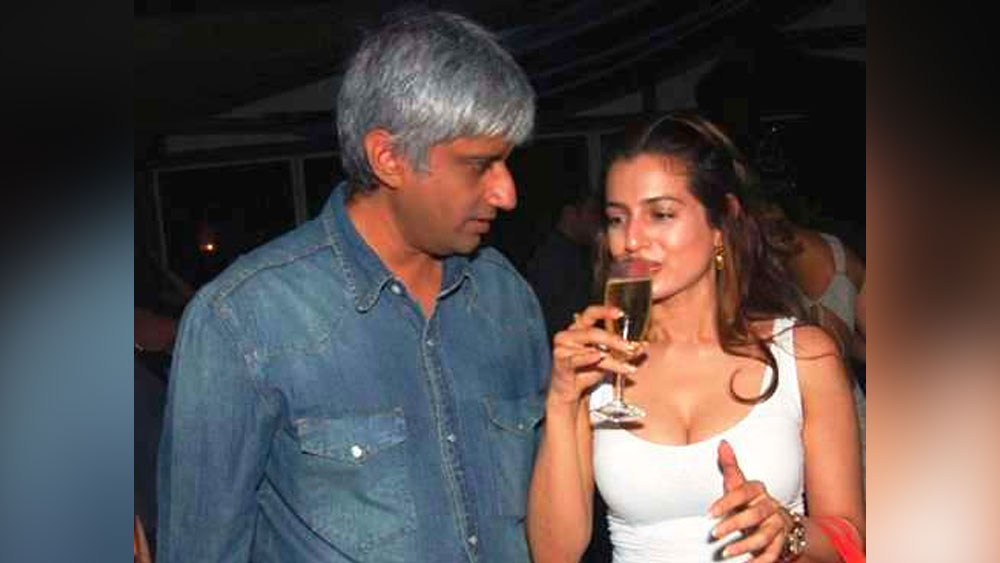 এই ঘটনায় পটেল দম্পতির অভিযোগ ছিল পরিচালক বিক্রম ভট্টের দিকে। ‘আপ মুঝে অচ্ছে লগনে লগে’ ছবিতে অভিনয়ের সুবাদে তাঁর সঙ্গে পরিচয় আমিশার। ক্রমে তার থেকে প্রেম এবং তার পর লিভ ইন। যদিও আমিশার উপার্জন ও অন্যান্য আর্থিক হিসেব দেখভাল করতেন তাঁর বাবা-ই।