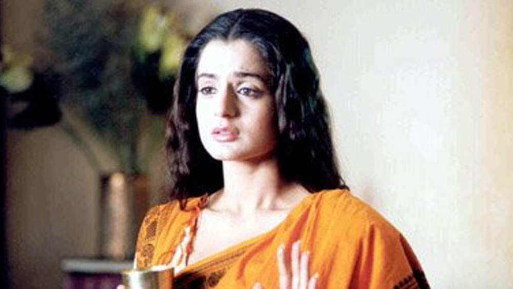 সে সময় বলিউডে কঠোর পরিশ্রম করা ছাড়া উপায় ছিল না আমিশার। তারপরেও সুযোগ না পেয়ে তিনি তেলুগু ছবিতে অভিনয় শুরু করেন। আমির খানের বিপরীতে ‘মঙ্গল পাণ্ডে’ এবং অক্ষয়কুমারের বিপরীতে ‘মেরে জীবনসাথী’ ছবিও আমিশার কেরিয়ারের ছিঁড়ে যাওয়া পালে নতুন বাতাস যোগ করতে পারেনি।