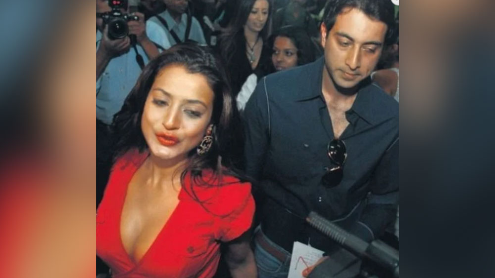 কিন্তু সেই উজ্জ্বলতা বেশিদিন স্থায়ী হল না। যশরাজ ফিল্মের ‘থোড়া প্যায়ার থোড়া ম্যাজিক’ ছবির ‘লেজি লমহে’ গানে তাঁকে দেখা যায় বিকিনিতেও। কিন্তু তারপরেও কেরিয়ারে রয়েই যায় ভাটার টান। এ সময় লন্ডনের ব্যবসায়ী কনভ পুরীর সঙ্গে ঘনিষ্ঠতা হয় আমিশার। শোনা যাচ্ছিল দু’জনে বিয়ে করবেন। কিন্তু ২০১০-এ শোনা গেল তাঁদের বিচ্ছেদ হয়ে গিয়েছে।