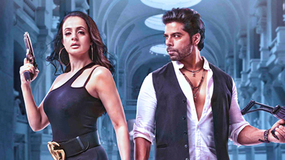 পরের বছর বন্ধু কুণাল ভূমরের সঙ্গে আমিশা নিজের প্রোডাকশন হাউস শুরু করেন। প্রথম ছবি ছিল ‘দেশি ম্যাজিক’ । কিন্তু সেই ছবি সম্পূর্ণ তৈরি হওয়ার পরেও তা দিনের আলোর মুখ দেখেনি। এই ঘটনায় প্রযোজক অজয় কুমার সিংহের সঙ্গে তিন কোটি টাকা নিয়ে আইনি লড়াইও হয় আমিশার।