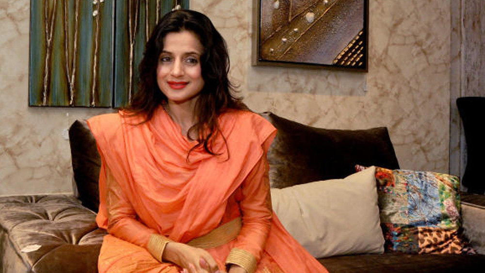 ইন্ডাস্ট্রিতে গুঞ্জন, বিবাহিত কুণালের সঙ্গে আমিশার সম্পর্ক নিছক পেশাদার ব্যবসায়ীর নয়। বরং, তাঁদের দু’জনের সম্পর্ক বেশ ঘনিষ্ঠ। কিন্তু তাঁদের প্রযোজনা সংস্থাও চলল না বেশিদিন।