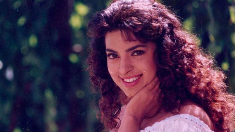 ছবি স্বাক্ষর করার সময় জুহি চিত্রনাট্যে সবথেকে বেশি গুরুত্ব দিতেন। বাকি কোনও দিক বিবেচনা করতেন না। এর মাসুলও দিতে হয়েছে জুহিকে। ‘কুরবান’ ছবির সুযোগ তিনি ফিরিয়ে দেন। আবার তাঁর মনের মতো চিত্রনাট্য হলেও বক্স অফিসে ব্যর্থ হয় ‘লভ লভ লভ’, ‘গুঞ্জ’ এবং ‘কাফিলা’।