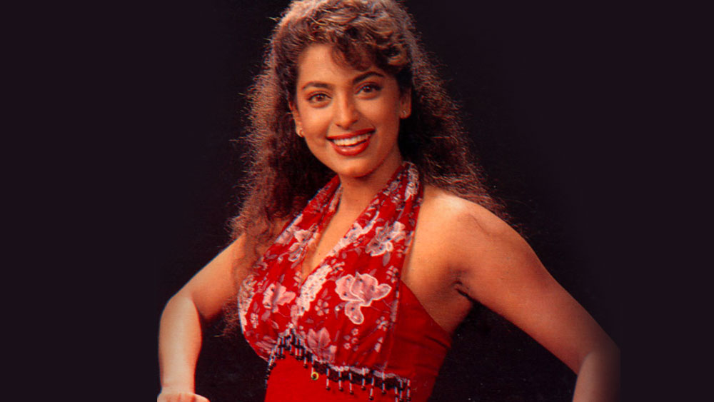 অনেক ক্ষেত্রে নায়িকারা নিজেদের অস্তগামী কেরিয়ারকে আবার ফিরিয়ে আনার জন্যেও ভরসা করেছেন ঘনিষ্ঠ দৃশ্যের উপর। কিন্তু জুহি প্রথম থেকেই একরোখা। কোনও মতেই তাঁকে পর্দায় খোলামেলা পোশাকে  শয্যাদৃশ্যে অভিনয় করানো যায়নি। এই কারণে জন্য অনেক বড় প্রজেক্ট হাতছাড়া হয়েছিল জুহির।