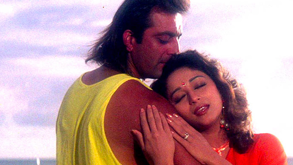 নব্বইয়ের দশকে অন্যতম উপভোগ্য ছিল মাধুরী-জুহি প্রতিদ্বন্দ্বিতা। বক্সঅফিস সফল ছবির নিরিখে কিছুটা হলেও মাধুরী এগিয়ে থাকতেন। মাঝে, সঞ্জয় দত্ত এবং অজয় জাডেজার সঙ্গে নাম জড়িয়ে যাওয়ায় কিছুটা হলেও ব্যাহত হয় মাধুরীর কেরিয়ার।