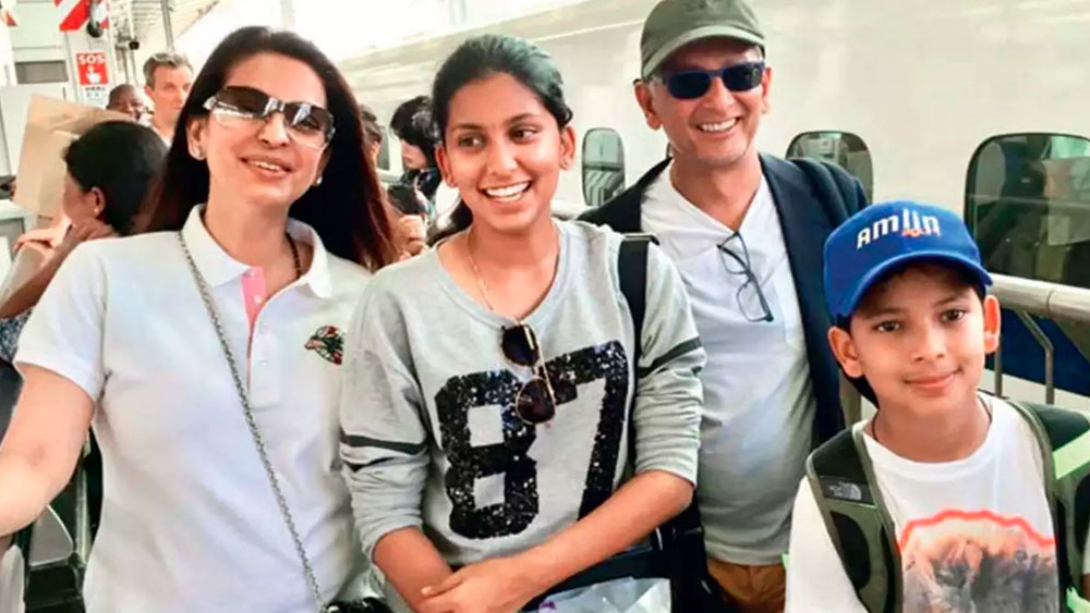 একান্ত ঘরোয়া অনুষ্ঠানে বিয়ে হয়েছিল জয় এবং জুহির। স্বামী ও সন্তানদের নিয়ে জুহি ব্যস্ত ঘরকন্নায়। জানিয়েছেন, তাঁর মেয়ে জাহ্নবী মায়ের মতো অভিনেত্রী হতে চান না। তাঁর ইচ্ছে, লেখিকা হওয়ার।