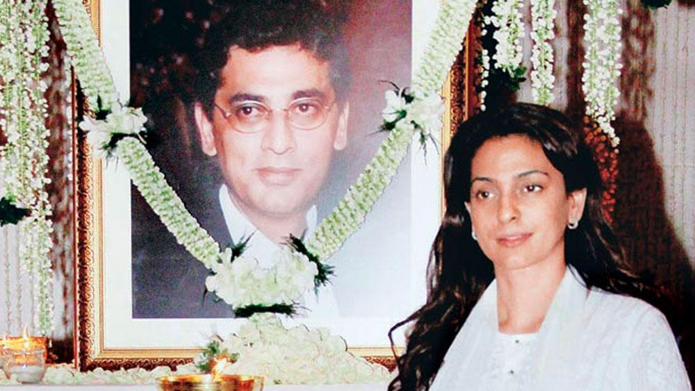 ব্যক্তিগত জীবনে যথেষ্ট ঝড়ের মুখেও পড়তে হয়েছে জুহিকে। চার বছর কোমায় থাকার পরে ২০১৪ সালে প্রয়াত হন তাঁর ভাই ববি চাওলা। তার দু’ বছর আগে এক পথ দুর্ঘটনায় জুহি হারান তাঁর বোন সনিয়াকে।