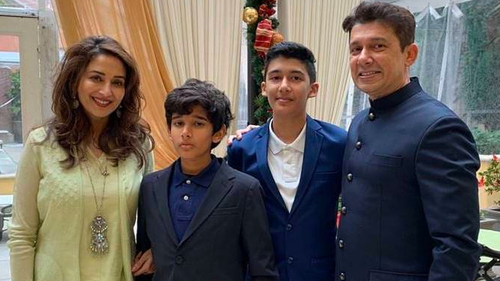 বিয়ে করার পরে জুহি চাওলা অভিনয় কার্যত ছেড়েই দেন। জুহিবিহীন ইন্ডাস্ট্রিতে মাধুরী ছিলেন আরও চার বছর। ১৯৯৯ সালে প্রবাসী চিকিৎসক শ্রীরাম নেনেকে বিয়ে করে তিনিও প্রবাসী হয়ে যান। জুহির মতো অভিনয়কে বিদায় জানান মাধুরীও।