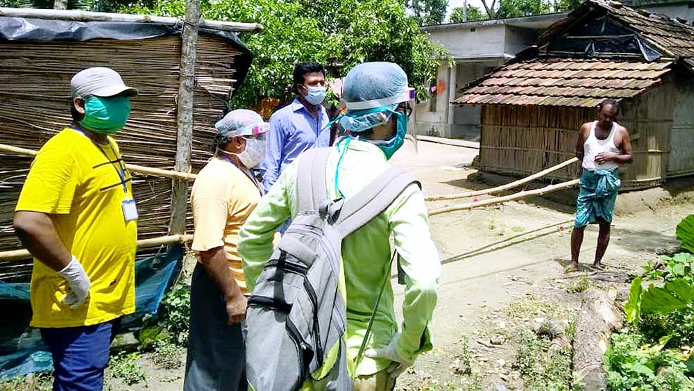 গ্রামে গিয়ে এ ভাবেই বোঝাচ্ছে দলটি। ছবি: নির্মাল্য প্রামাণিক