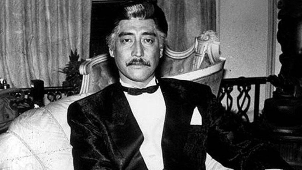 এমনকি, অপমানের মাত্রা আরও বাড়িয়ে সেই প্রযোজক আরও বলেন, ড্যানি যদি কোথাও কাজ না পান, তাঁর বাড়িতে দারোয়ানের চাকরি আছে! নিয়মিত এই অপমানের পাশাপাশি ড্যানির হতাশা আরও বেড়ে যাচ্ছিল যখন তাঁর সহপাঠী জয়া বচ্চন, আসরানিরা ছবিতে কাজের সুযোগ পেয়ে গেলেন। অথচ তিনি গোল্ড মেডেলিস্ট হয়েও কর্মহীন বসে থাকলেন।