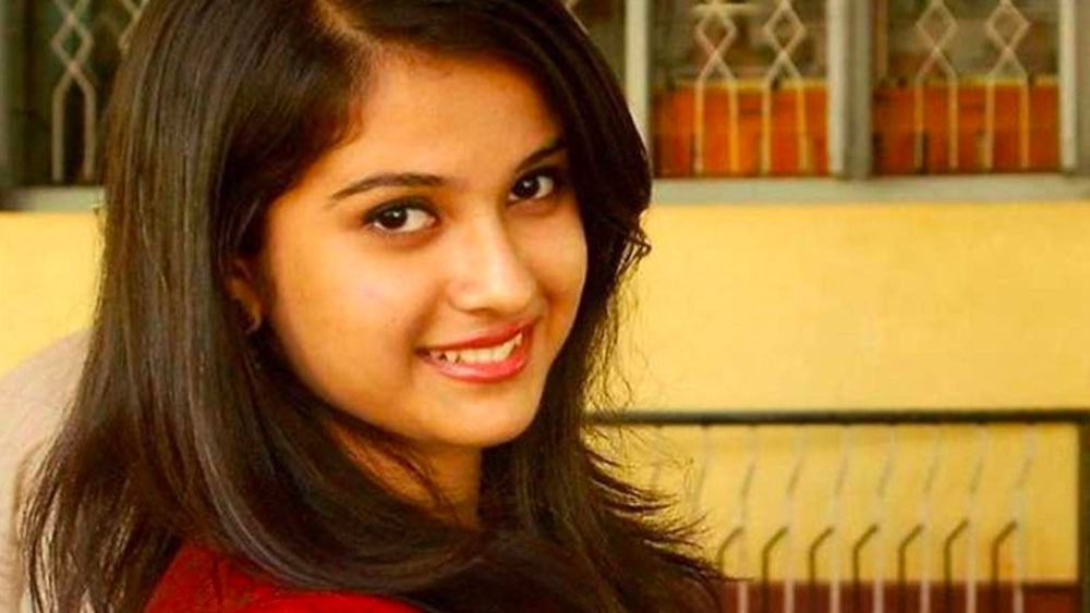 সুশান্তের মৃত্যুর পাঁচ দিন আগে মুম্বইয়ের মালাডের একটি বহুতল থেকে পড়ে রহস্যমৃত্যু হয় দিশার। তাঁর এবং সুশান্তের মৃত্যু যে নিছক সমাপতন নয়, এই দাবি সোশ্যাল মিডিয়ায় ক্রমে জোরদার হয়েছে। এমনও অভিযোগ উঠেছে, দিশাকে গণধর্ষণের পরে খুন করা হয়েছে। সে কথা জানতে পেরেছিলেন বলে নাকি খুন করা হয়েছে সুশান্তকেও।