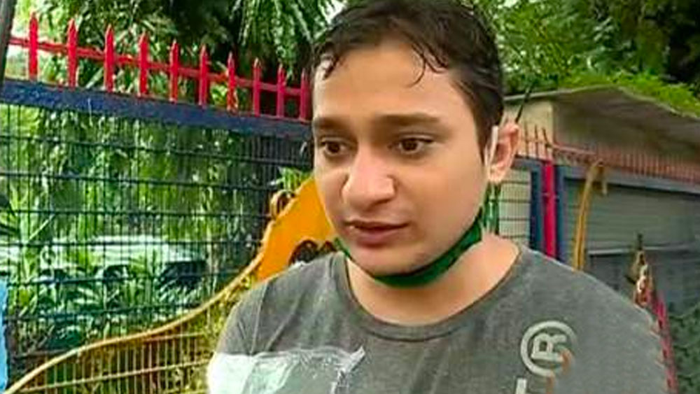 অঙ্কিতের দাবি, গত বছর অগস্টে গ্রামের বাড়ি থেকে ছুটি কাটিয়ে ফেরার পরে তিনি জানতে পারেন, সুশান্ত সিংহ রাজপুতের সব কর্মীদের পরিবর্তন করা হয়েছে। নতুন দেহরক্ষী তাঁকে সুশান্তের বাড়িতে ঢুকতে দিতেন না বলেও অভিযোগ অঙ্কিতের।