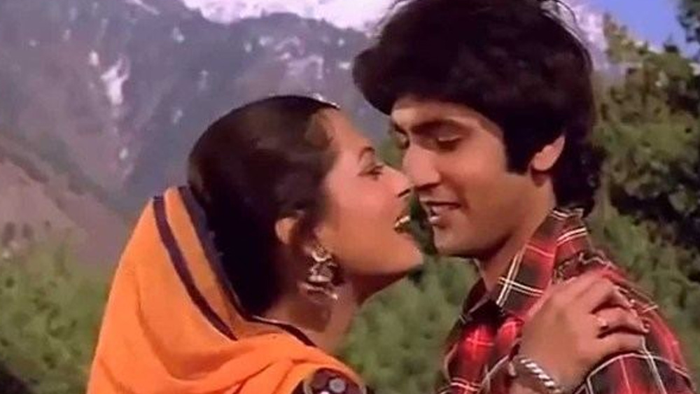 রাহুল দেববর্মনের পরিচালনায় ‘লভ স্টোরি’-র গানও ছিল সুপারহিট। প্রথম ছবিতে ব্লকবাস্টার পারফরম্যান্সের পরে কুমার গৌরবের কাছে সুযোগ আসতে দেরি হয়নি।