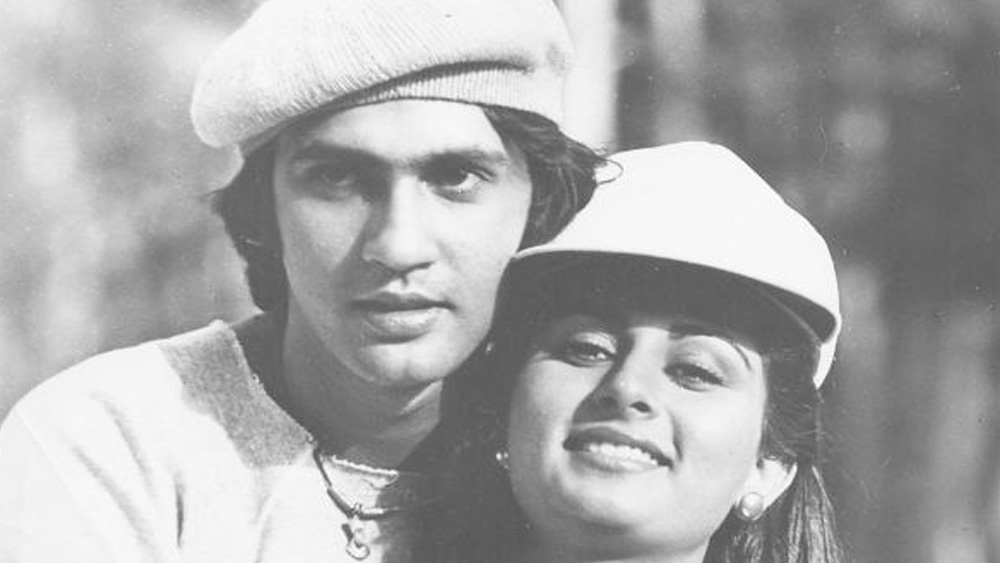 কিন্তু বার বার বাবার সাহায্যেও শেষরক্ষা হল না। বক্স অফিসে পর পর ফ্লপ করতে লাগল কুমার গৌরবের ছবি। প্রথম ছবির ‘প্রেমিক’ ভাবমূর্তি থেকে বেরিয়েও আসতে পারেননি তিনি।