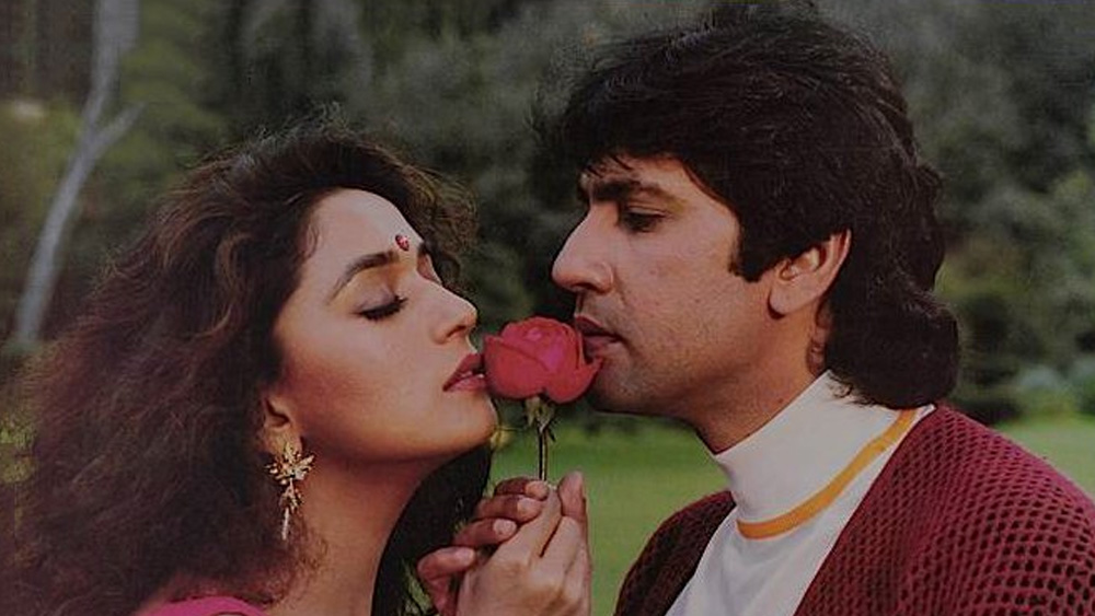 নব্বইয়ের দশকে ছেলেকে আবার বলিউডের মূলস্রোতে ফিরিয়ে আনার চেষ্টা করেছিলেন রাজেন্দ্রকুমার। ১৯৯৩ সালে রাজেন্দ্রকুমারের প্রযোজনায় মুক্তি পেয়েছিল ‘ফুল’। ছবিতে কুমার গৌরবের সঙ্গে জুটি বেঁধেছিলেন মাধুরী দীক্ষিত। কিন্তু মাধুরী ম্যাজিকেও এই ছবির লক্ষ্মীলাভ হয়নি।