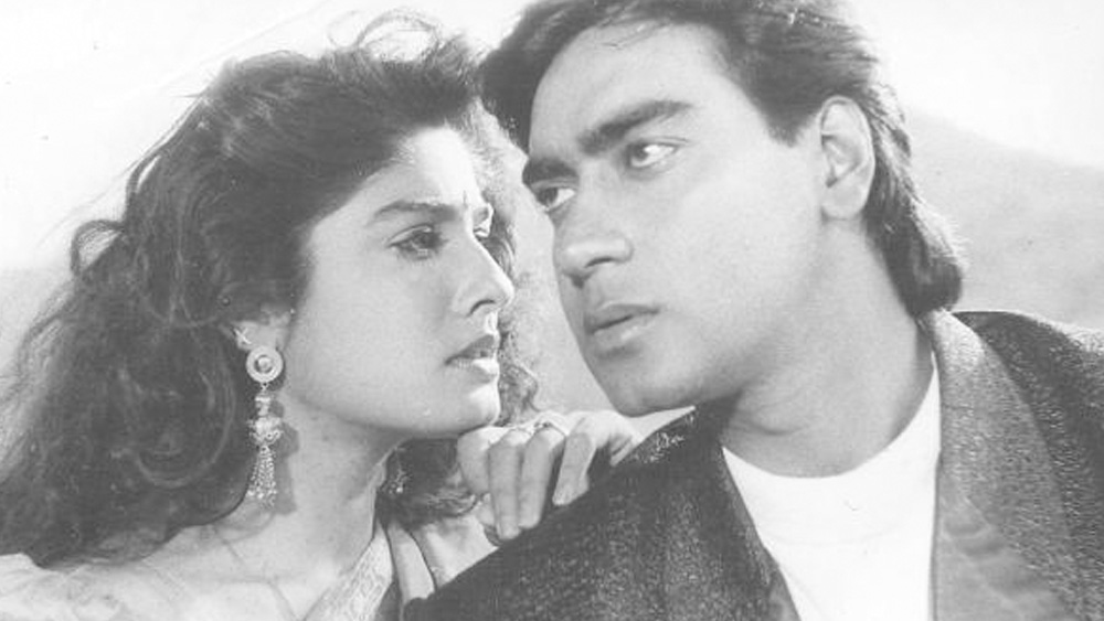 ইন্ডাস্ট্রিতে পা রাখার পর অজয়ের সঙ্গে রবিনা টন্ডনের সম্পর্ক নিয়ে গুঞ্জন শোনা গিয়েছিল। তাঁদের সম্পর্ক ছিল ক্ষণস্থায়ী এবং শেষ হয়েছিল চরম তিক্ততায়। ‘সুহাগ’ ছবিতে একসঙ্গে অভিনয়ের সুবাদে ঘনিষ্ঠতা বাড়ে অজয়-করিশ্মার। তার পরেই নাকি অজয়ের জীবনে ‘প্রাক্তন’ হয়ে যান রবিনা।