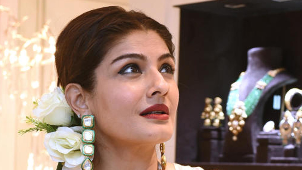 অজয় বলেন, তাঁর বোনের বান্ধবী ছিলেন রবিনা। সেই সূত্রেই আলাপ। তা ছাড়া দেবগণ ও টন্ডন পরিবারের মধ্যে হৃদ্যতা ছিল বলেও তাঁর দাবি। কিন্তু প্রেম এবং প্রেমপত্র, সবই রবিনার মনগড়া কল্পনা বলে দাবি অজয়ের। আত্মহত্যার দাবিও রবিনা প্রচারের আলোয় থাকবেন বলে করেছেন, অভিযোগ অভিনেতার।