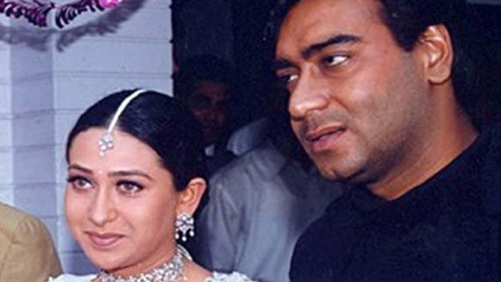 তবে প্রেম থাকুক, বা না থাকুক, অজয়-করিশ্মা সম্পর্কও শেষ হয়েছিল তিক্ততায়। কারণ করিশ্মাকে ছেড়ে অজয়ের মন মজেছিল কাজলে। যদিও অজয় বা করিশ্মা, দু’জনের কেউ তাঁদের প্রেমের কথা স্বীকার করেননি।