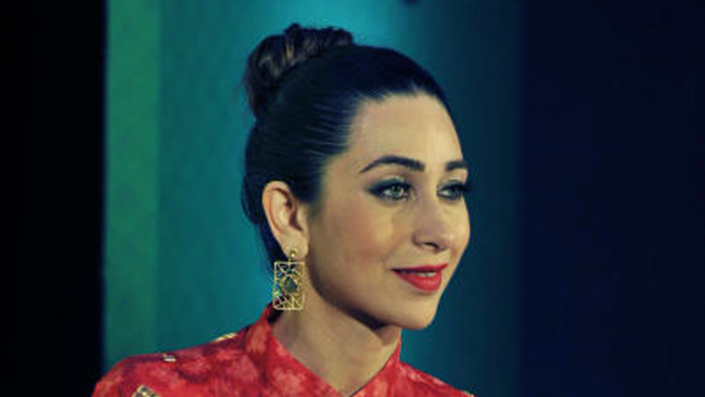 করিশ্মা তো এক সাক্ষাৎকারে বলেই ছিলেন, অজয়ের প্রতি তাঁর বন্ধুত্বের মনোভাব ছাড়া আর কিছু নেই। তিনি জানেন না অজয় তাঁর সম্বন্ধে কী ভাবেন। অজয় কোনও দিন তাঁকে বিশেষ অনুভূতি নিয়ে কিছু বলেননি বলেই দাবি করেন করিশ্মা। তবে তাঁদের প্রেম নিয়ে গুঞ্জনের জেরে তাঁকে যে ব্যক্তিগত জীবনে সমস্যার মুখোমুখি হতে হয়েছে, সে কথাও জানাতে ভোলেননি কপূর-কন্যা।