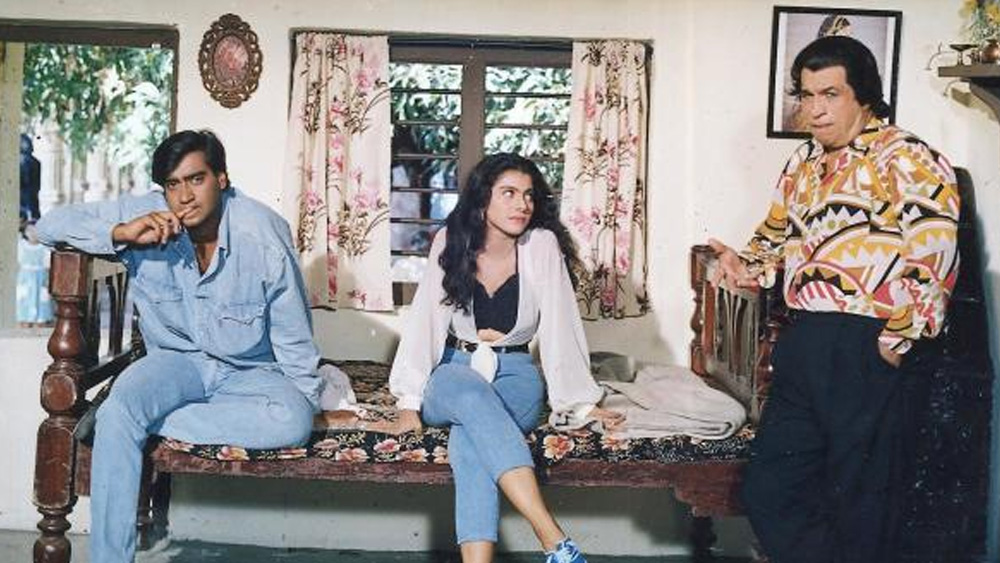 কাজলেরও প্রথম আলাপে অজয়কে আহামরি কিছু মনে হয়নি। কিন্তু অন্যরকম অনুভূতি শুরু হয়ে ‘হালচাল’ ছবির শুটিংয়ে। কাজল নিজেই জানিয়েছেন, সে সময় তিনি অন্য কারও সঙ্গে ডেট করছিলেন। সেই সংক্রান্ত কথাও হত অজয়ের সঙ্গে। কিন্তু ক্রমশ বুঝতে পারলেন, তাঁর হৃদয়ে জায়গা সাধারণ বন্ধু থেকে ‘বিশেষ’ হয়ে উঠেছে।