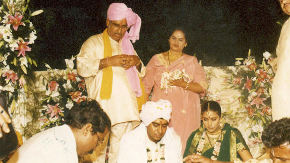 দু’জনে কেউ কাউকে সে ভাবে প্রোপোজ করেননি। বিয়ে নিয়ে বিশেষ কথাও হত না। কিন্তু কোথাও যেন মনে হয়েছিল, তাঁদের সম্পর্কের পরিণতি বিয়ে-ই। দীর্ঘ প্রেমপর্বের পরে অজয়-কাজল বিয়ে করেন ১৯৯৯ সালে। নিজের সাফল্যের পিছনে কাজলের অবদানকে কুর্নিশ করেন অজয়।