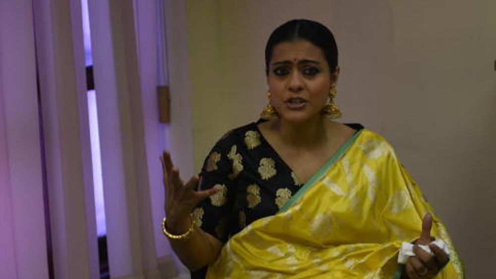 এই ঘনিষ্ঠতা মোটেও ভাল ভাবে নেননি কাজল। তিনি নাকি হুমকি দিয়েছিলেন, কঙ্গনার সঙ্গে অজয়ের ঘনিষ্ঠতা বেশি দূর গড়ালে তিনি ছেলে যুগ এবং মেয়ে নাইসাকে নিয়ে বাড়ি ছেড়ে চলে যাবেন। স্ত্রীর হুমকির কাছে নাকি নতিস্বীকার করতে বাধ্য হন অজয়। এর পর অজয়-কঙ্গনার ঘনিষ্ঠতা বেশি দূর গড়ায়নি।