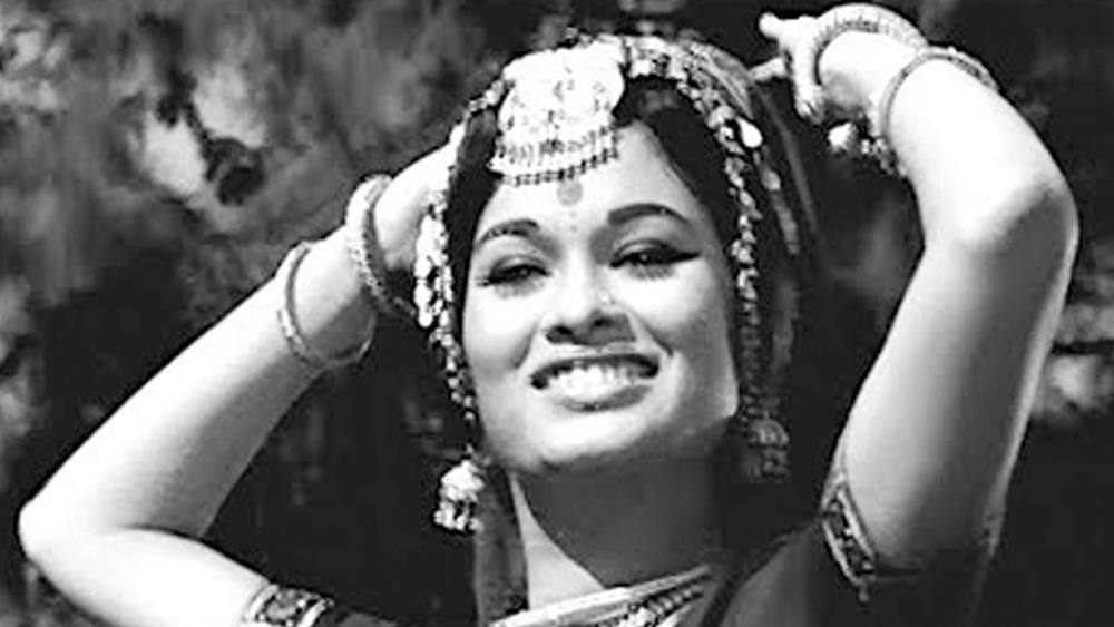 কলকাতায় এক সম্পন্ন পরিবারে বেলার জন্ম ১৮ এপ্রিল, ১৯৪১। আর্থিক সঙ্কটে পড়ে তাঁর বাবা অমূল্যরতন বসু কলকাতা ছেড়ে বম্বে (আজকের মুম্বই) পাড়ি দেন ১৯৫১ সালে। সেখানে তিনি কাপড়ের ব্যবসা করতেন। নতুন শহরে কিছু দিন চলার পরেই ছন্দ পতন। ১৯৫৩ সালে পথ দুর্ঘটনায় মারা গেলেন বেলার বাবা।