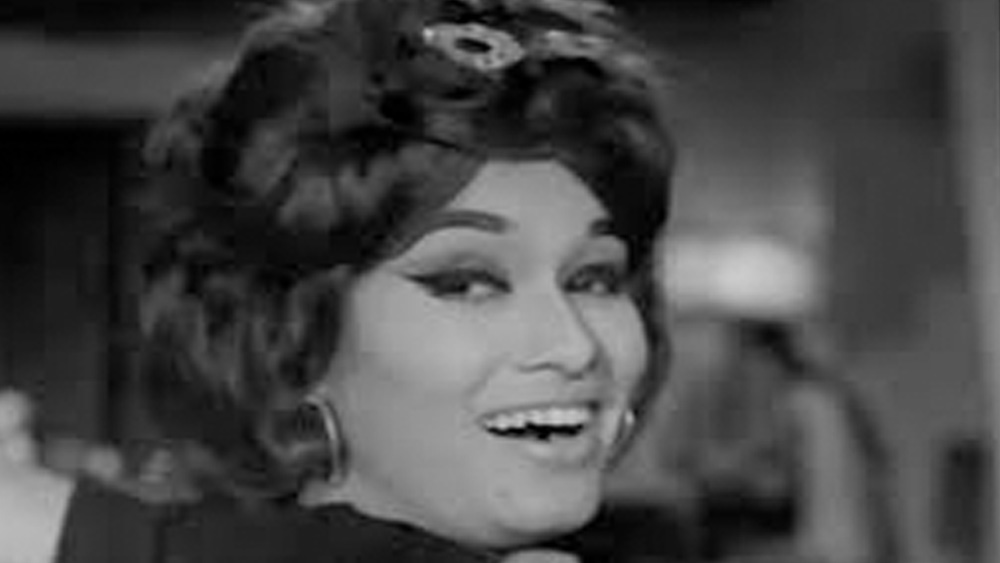 বেলা যাঁর কাছে নাচ শিখতেন, তিনি পারিশ্রমিক নিতেন না। তিনি তাঁর ছাত্রীদের সুযোগ করিয়ে দিতেন হিন্দি ছবিতে গ্রুপ ডান্সার হিসেবে কাজ করার। সেখান থেকে যা পারিশ্রমিক আসত, সেটা তাঁকে দিয়ে দিতে হত।