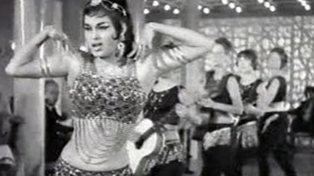 সে ভাবেই বলিউডে সুযোগ পান বেলা। স্কুলে পড়তে পড়তেই গ্রুপ ডান্সার হিসেবে তাঁর হাতেখড়ি হয় হিন্দি ছবিতে। মুম্বইয়ে বেলা থাকতেন অন্ধেরীতে। মাঝে মাঝেই স্কুলফেরত বান্ধবীদের সঙ্গে পৌঁছে যেতেন স্টুডিয়োর দরজায়। শুটিংয়ের পরিবেশের সঙ্গে কিছুটা পরিচিতি ছিল সেই সূত্রেই।