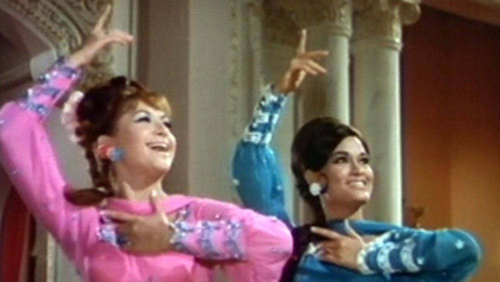 স্কুল শেষ হওয়ার পরে বেলা ঠিক করলেন ছবিতে গ্রুপ ডান্সার হওয়াকেই পেশা হিসেবে নেবেন। সেই মুহূর্তে মা এবং ছোট ছোট চার ভাইবোনের পাশে দাঁড়াতে কিশোরী বেলার সামনে আর কোনও পথ খোলা ছিল না। বেলার গুণ ছিল, যে কোনও নাচ তিনি এক লহমায় তুলে নিতে পারতেন।