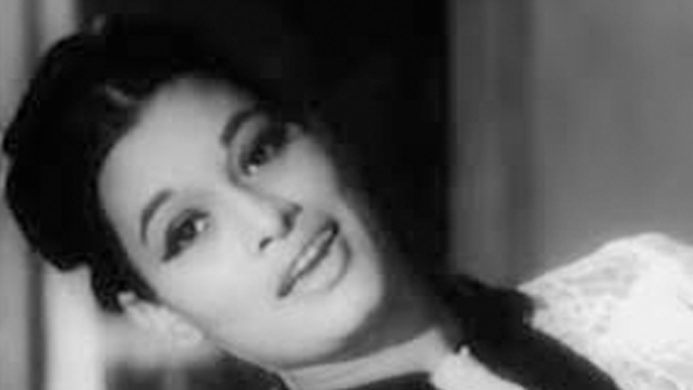 কিন্তু চেহারার কাছে হার মানল দক্ষতা। স্বাভাবিক ভারতীয় কিশোরীদের তুলনায় বেলা ছিলেন অনেকটাই লম্বা এবং রোগা। ফলে প্রায়ই বাদ পড়তেন নাচ থেকে। কারণ বাকিদের সঙ্গে তাঁর উচ্চতায় সাদৃশ্য থাকত না।