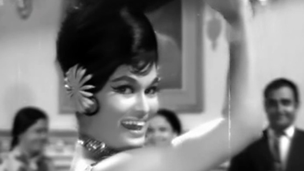 এই উচ্চতাই এক দিন বেলাকে সুযোগ করে দিল সমবেত থেকে একক নৃত্যশিল্পী হওয়ার। বেলাকে দেখে পছন্দ হল পরিচালক নরেশ সেহগলের। চল্লিশ জন সমবেত শিল্পীর মধ্যে থেকে তিনি বেছে নিলেন সবথেকে লম্বা বেলাকেই। প্রস্তাব দিলেন ছবিতে একক নৃত্যশিল্পী হওয়ার।