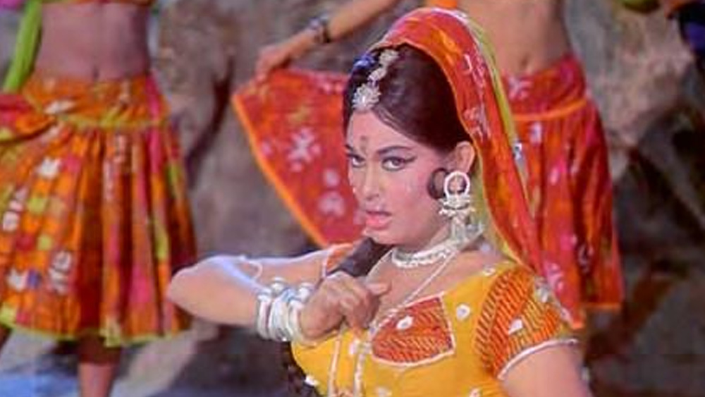 পঞ্চাশের দশকের শেষ থেকে বেলা বসু হয়ে উঠলেন বলিউডের এক জন একক নৃত্যশিল্পী বা সোলো ডান্সার। তাঁর প্রথম বড় ব্রেক এসেছিল ‘ম্যাঁয় নশে মেঁ হুঁ’ ছবিতে। ১৯৫৯-এ মুক্তি পাওয়া এই ছবিতে নায়ক নায়িকা ছিলেন রাজ কপূর এবং মালা সিনহা।