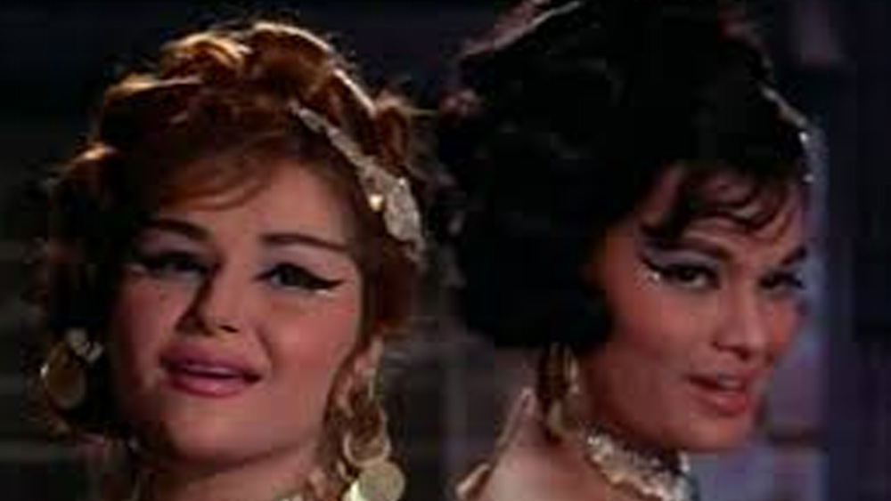 ১৯৬২ সালে ‘সওতেলা ভাই’ ছবিতে গুরু দত্তের বিপরীতে বেলার অভিনয় নজর কেড়েছিল দর্শকদের। সে বছরই তিনি ‘হাওয়ামহল’ ছবিতে অভিনয় করেন হেলেনের বোনের ভূমিকায়। ক্রমে গুরুত্বপূর্ণ চরিত্রেও বেলার কথা ভাবতে লাগলেন পরিচালক প্রযোজকরা।