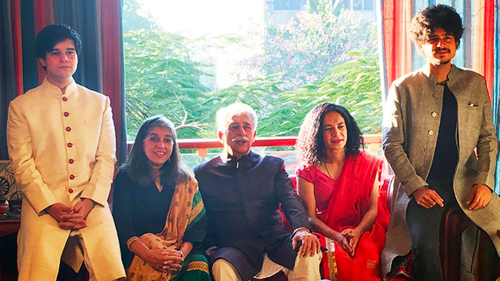 প্রসঙ্গত সুরেখার বোন মানারা ছিলেন নাসিরুদ্দিন শাহের প্রথম পক্ষের স্ত্রী। পরিবারের বিরুদ্ধে গিয়ে বয়সে ১৪ বছরের বড়, পেশায় চিকিৎসক মানারাকে বিয়ে করেছিলেন সদ্য কুড়ির কোঠায় পা রাখা নাসিরুদ্দিন। কিন্তু বিয়ের কয়েক বছরের মধ্যে তাঁদের বিচ্ছেদ হয়ে যায়। পরে দু’জনেই আবার বিয়ে করেন। 