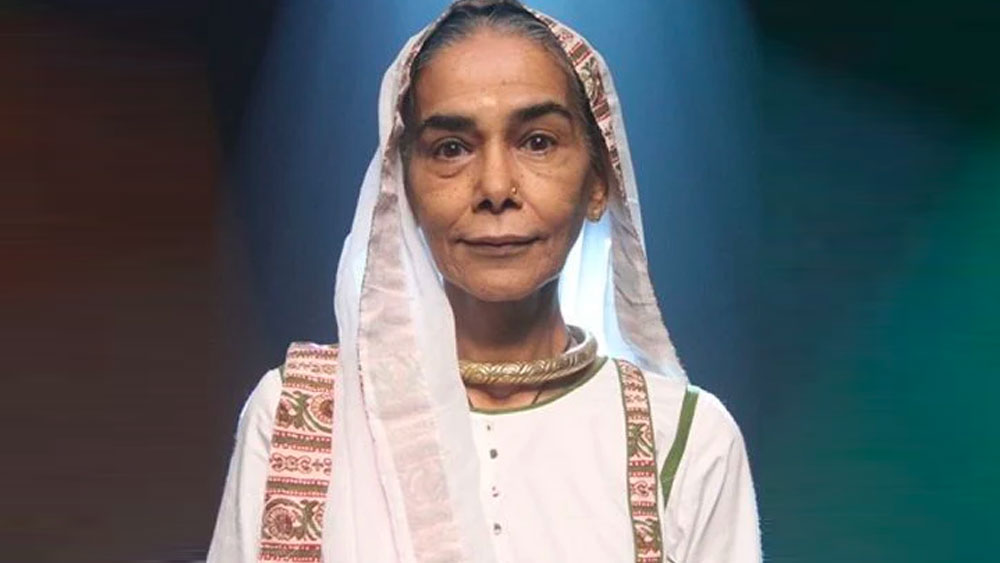 অর্থ এবং বৃহত্তর পরিচিতির জন্য সুরেখা পরে পা রেখেছিলেন সিনেমা জগতে। ১৯৭৮-এ মুক্তিপ্রাপ্ত ‘কিস্সা কুর্সী কা’ ছবিতে প্রথম দেখা গিয়েছিল তাঁকে।  