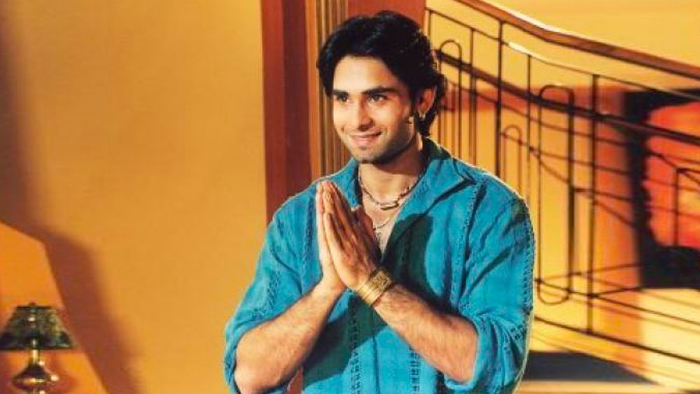 এর পরই মঞ্চে অবতীর্ণ হন নকুল। সব গুজবের অবসান ঘটিয়ে সোশ্যাল মিডিয়ায় জানান তিনি জীবিত। তার পরই জানা যায় কোথায় আছেন, কী করছেন এই নায়ক।