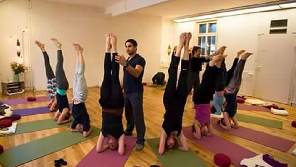 সেই প্যাশন ছিল যোগাভ্যাস। এ বার নকুল যোগগুরু হয়ে পাড়ি দেন কানাডা। সেখানেই ভ্যাঙ্কুভার শহরে তিনি যোগগুরু বলে পরিচিত। তাঁর ‘ডিভাইন লাইট’ প্রতিষ্ঠানে নকুলের তত্ত্বাবধানে যোগচর্চা করেন বহু ছাত্রছাত্রী।