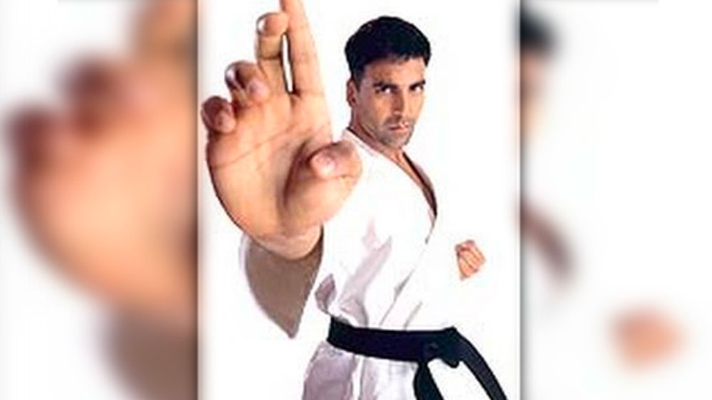 মার্শাল আর্টে দক্ষ অক্ষয় বহু জায়গায় নিজের পোর্টফোলিয়ো জমা দিয়েছিলেন। তার মধ্যে একটি জমা পড়েছিল প্রমোদের অফিসেও। প্রমোদ ছিলেন মুম্বইয়ের নামী পরিচালক ও প্রযোজক। কিন্তু ১৯৮৪-র পর দীর্ঘ দিন তিনি কাজের বাইরে ছিলেন।