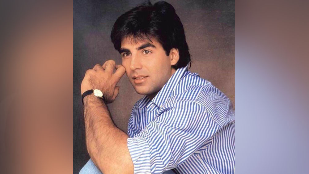 ১৯৯১ সালে প্রমোদ পান অক্ষয়ের পোর্টফোলিয়ো। তিনি তার পরেও দোটানায় ছিলেন। ঘনিষ্ঠ মহলে তিনি অক্ষয়ের ছবি দেখিয়ে আলোচনা করেন। 