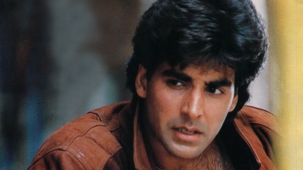 শোনা যায়, প্রমোদের স্ত্রী লক্ষ্মী উৎসাহ দিয়েছিলেন অক্ষয়কে নায়ক করে ছবি তৈরি করার জন্য।