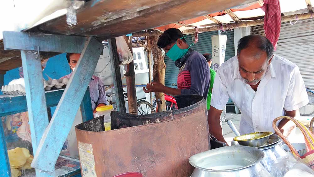 অনিয়ম: ১) প্রধাননগর থানার সামনেই খোলা রয়েছে চা-পুরির দোকান।