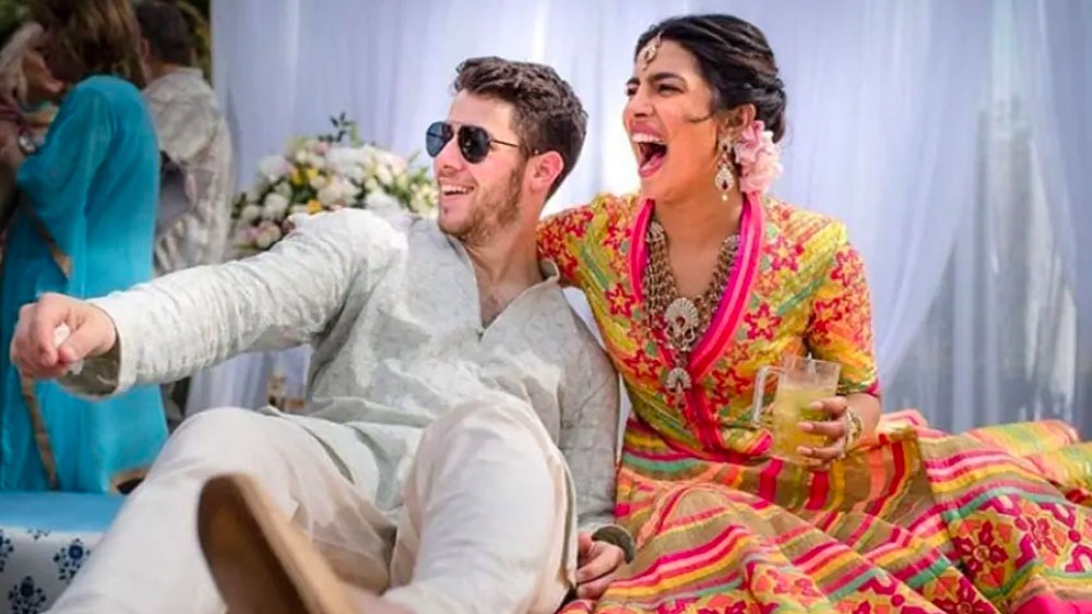 বিশ্বের তারকা মানচিত্রে নিক জোনাস ও প্রিয়ঙ্কা চোপড়া এখন পাওয়ার কাপলদের মধ্যে অন্যতম। শোনা যায়, তাঁদের যৌথ সম্পত্তির পরিমাণ নাকি ভারতীয় মুদ্রায় ৭৩৪ কোটি টাকা।