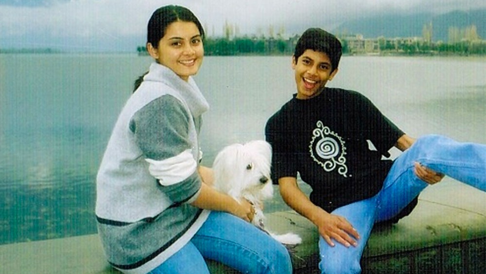 বাবার ব্যবসার সূত্রে ভারতের বিভিন্ন শহরে কেটেছে মিনিষার শৈশব। ১৯৮৫ সালের ১৮ জানুয়ারি তাঁর জন্ম দিল্লিতে। এর পর শ্রীনগরের পাশাপাশি তিনি চেন্নাইয়েও ছিলেন বেশ কিছু বছর। পড়াশোনা করেছেন দেশের বিভিন্ন স্কুলে। দিল্লি বিশ্ববিদ্যালয়ের মিরান্ডা হাউস কলেজ থেকে তিনি স্নাতক হন।