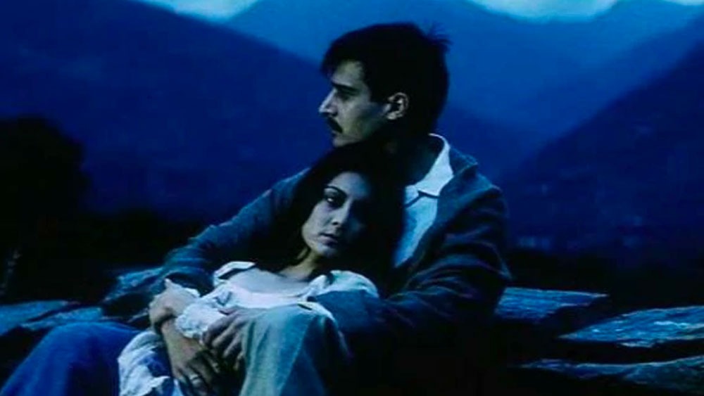 ক্যাডবেরির বিজ্ঞাপনে তাঁকে দেখে পছন্দ হয় পরিচালক সুজিত সরকারের। তিনি তাঁকে ‘ইহাঁ’ ছবিতে অভিনয়ের সুযোগ দেন। বিজ্ঞাপনটি তৈরি করছিলেন সুজিত-ই। তাঁর হাত ধরেই মডেল থেকে নায়িকা হন মিনিষা।