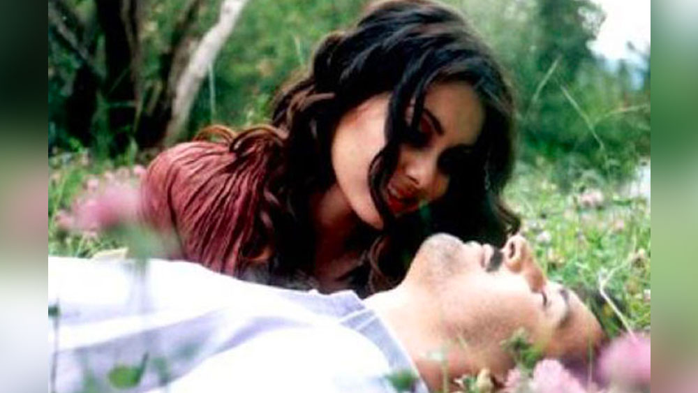 ‘ইহাঁ’ ছিল সুজিতের প্রথম ছবি। এই ছবিতে মিনিষার বিপরীতে নায়ক ছিলেন জিমি শেরগিল। তারকাদের তুলনায় নবাগত বা স্বল্প পরিচিত মুখদের নিয়েই ছবি করতে চেয়েছিলেন সুজিত। ছবির গান জনপ্রিয় হয়। নায়িকা হিসেবে নজর কাড়েন মিনিষাও।